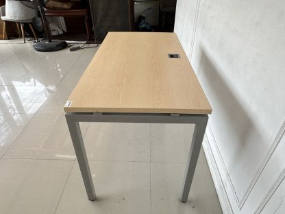 โต๊ะทำงาน ท็อปไม้ MDF สีบีชลายไม้ มีช่องสายไฟ และรางเหล็กสำหรับวางปลั๊กไฟ ขาเหล็กสีเทา ปลายขาปรับความสูงได้