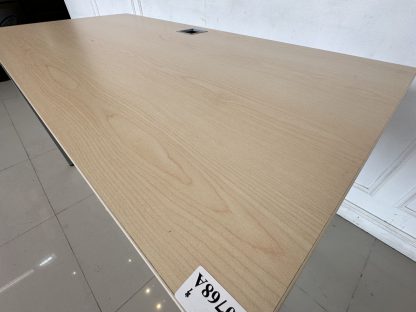 โต๊ะทำงาน ท็อปไม้ MDF สีบีชลายไม้ มีช่องสายไฟ และรางเหล็กสำหรับวางปลั๊กไฟ ขาเหล็กสีเทา ปลายขาปรับความสูงได้