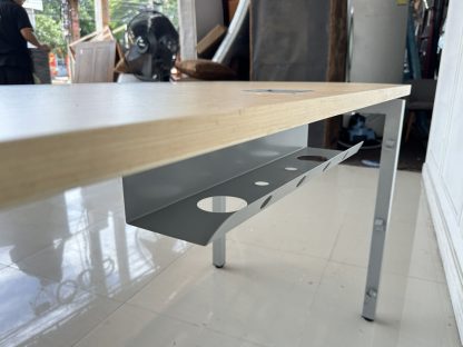 โต๊ะทำงาน ท็อปไม้ MDF สีบีชลายไม้ มีช่องสายไฟ และรางเหล็กสำหรับวางปลั๊กไฟ ขาเหล็กสีเทา ปลายขาปรับความสูงได้