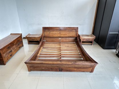 เตียงไม้ประดู่ ขนาด 5 ฟุต หัวเตียงและปลายเตียงแกะสลักลาย