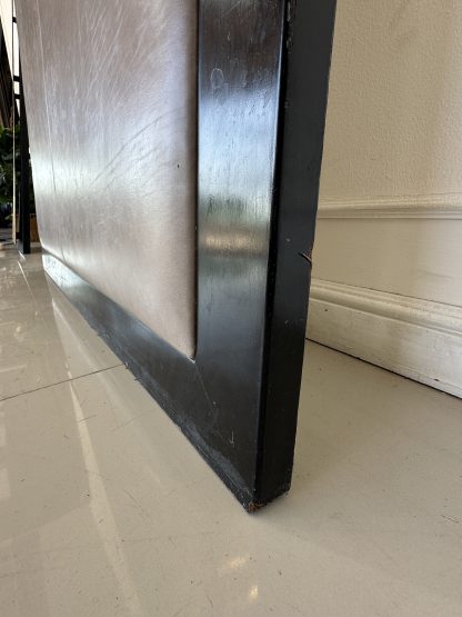หัวเตียง built-in โครงไม้ MDF บุหนัง PU ไม่มีลาย พร้อมไฟอ่านหนังสือ LED ( ใหญ่ )