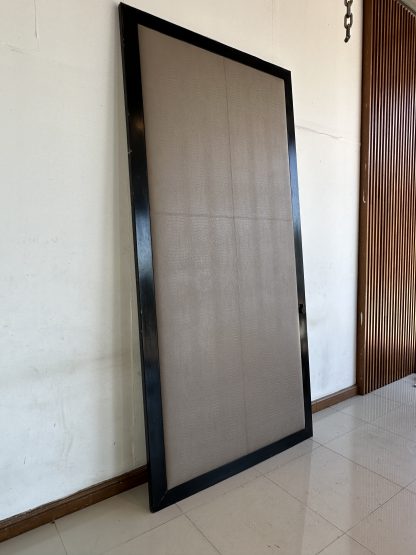 หัวเตียง built-in โครงไม้ MDF บุหนัง PU ลายหนังจระเข้ พร้อมไฟอ่านหนังสือ LED ( เล็ก )