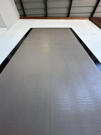 หัวเตียง built-in โครงไม้ MDF บุหนัง PU ลายหนังจระเข้ พร้อมไฟอ่านหนังสือ LED ( เล็ก )