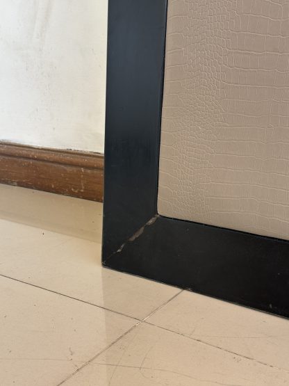 หัวเตียง built-in โครงไม้ MDF บุหนัง PU ลายหนังจระเข้ พร้อมไฟอ่านหนังสือ LED ( เล็ก )
