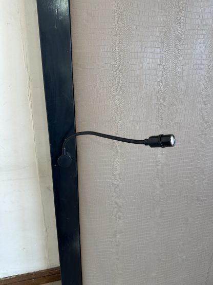 หัวเตียง built-in โครงไม้ MDF บุหนัง PU ลายหนังจระเข้ พร้อมไฟอ่านหนังสือ LED ( ใหญ่ )