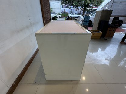ตู้ลิ้นชัก 4 ชั้นวาง ท็อปหุ้มผ้าสีขาว โครงไม้ MDF ผิวสีขาวไฮกรอส ล้อเลื่อน