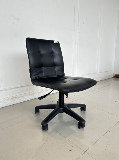 เก้าอี้สำนักงาน แบรนด์ MONO FURNITURE เบาะหนัง PU สีดำดึงดุม