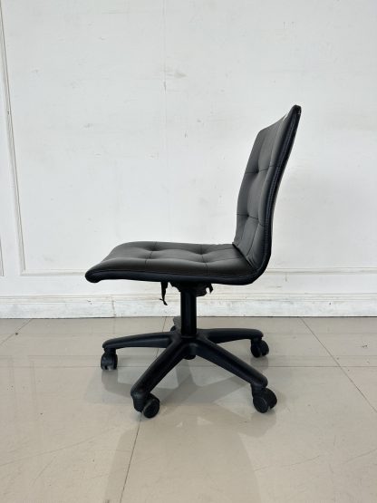 เก้าอี้สำนักงาน แบรนด์ MONO FURNITURE เบาะหนัง PU สีดำดึงดุม