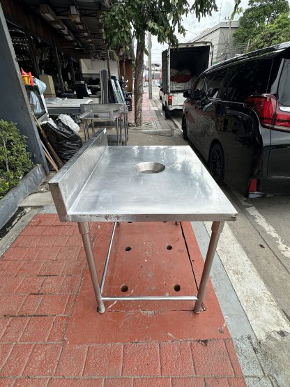 โต๊ะสำหรับทิ้งเศษอาหาร สแตนเลสเกรด 304 ปลายขาปลับความสูงได้