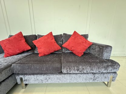 โซฟาแอล 3 ที่นั่ง เบาะผ้ากำมะหยี่สีม่วง หมอนอิงสีแดง