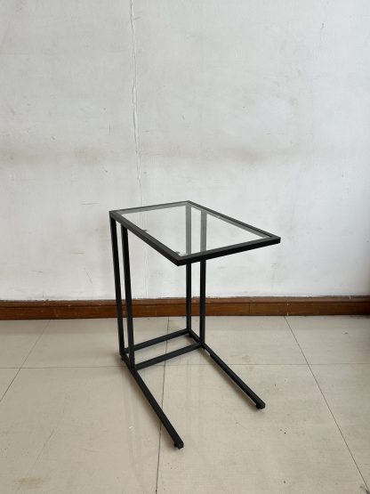 โต๊ะข้าง แบรนด์ IKEA รุ่น VITTSJÖ ท็อปกระจก ขาเหล็กสีดำ