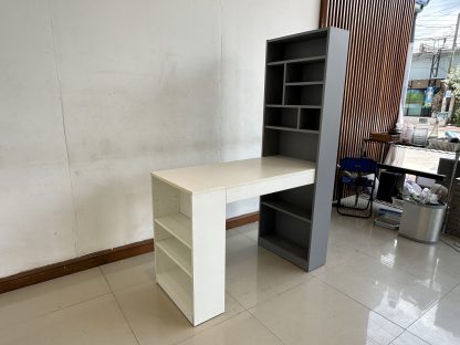 โต๊ะทำงาน พร้อมชั้นวางของในตัว โครงไม้ MDF สีขาว-สีเทาเข้ม