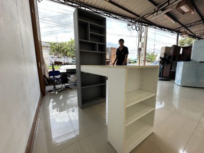 โต๊ะทำงาน พร้อมชั้นวางของในตัว โครงไม้ MDF สีขาว-สีเทาเข้ม