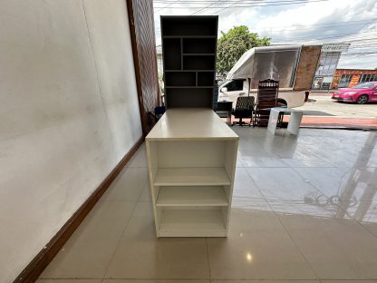 โต๊ะทำงาน พร้อมชั้นวางของในตัว โครงไม้ MDF สีขาว-สีเทาเข้ม