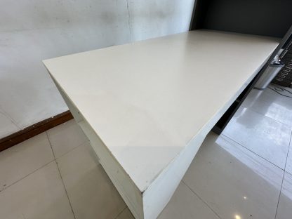 โต๊ะทำงาน พร้อมชั้นวางของในตัว โครงไม้ MDF สีขาว-สีเทาเข้ม