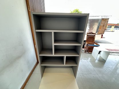 โต๊ะทำงาน พร้อมชั้นวางของในตัว โครงไม้ MDF สีขาว-สีเทาเข้ม