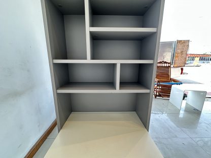โต๊ะทำงาน พร้อมชั้นวางของในตัว โครงไม้ MDF สีขาว-สีเทาเข้ม