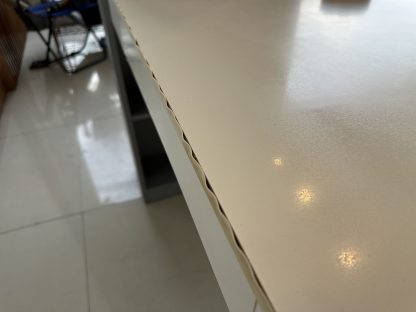 โต๊ะทำงาน พร้อมชั้นวางของในตัว โครงไม้ MDF สีขาว-สีเทาเข้ม