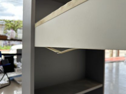 โต๊ะทำงาน พร้อมชั้นวางของในตัว โครงไม้ MDF สีขาว-สีเทาเข้ม