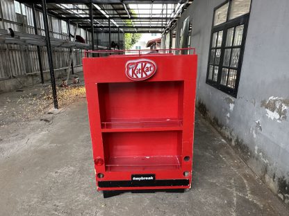 ตู้โชว์สินค้า รถเมล์แดง Kitkat ( แบบที่ 2 ) มีรางปลั๊ก โครงเหล็กปิดแผ่นไม้อัด