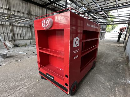 ตู้โชว์สินค้า รถเมล์แดง Kitkat ( แบบที่ 2 ) มีรางปลั๊ก โครงเหล็กปิดแผ่นไม้อัด
