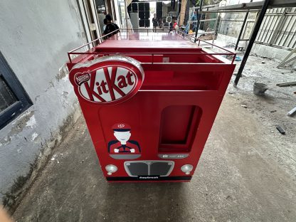 ตู้โชว์สินค้า รถเมล์แดง Kitkat ( แบบที่ 2 ) มีรางปลั๊ก โครงเหล็กปิดแผ่นไม้อัด