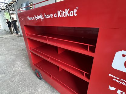 ตู้โชว์สินค้า รถเมล์แดง Kitkat ( แบบที่ 2 ) มีรางปลั๊ก โครงเหล็กปิดแผ่นไม้อัด