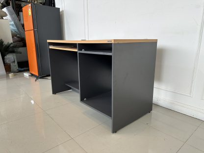 โต๊ะทำงาน แบรนด์ FURRADEC ท็อปไม้ MDF สีน้ำตาล มีช่องวางของ โครงสีเทา