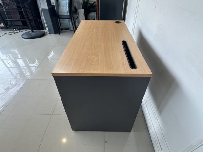 โต๊ะทำงาน แบรนด์ FURRADEC ท็อปไม้ MDF สีน้ำตาล มีช่องวางของ โครงสีเทา