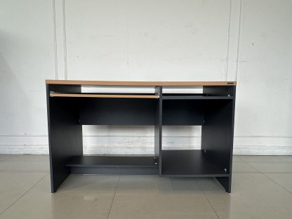 โต๊ะทำงาน แบรนด์ FURRADEC ท็อปไม้ MDF สีน้ำตาล มีช่องวางของ โครงสีเทา