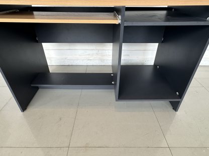 โต๊ะทำงาน แบรนด์ FURRADEC ท็อปไม้ MDF สีน้ำตาล มีช่องวางของ โครงสีเทา