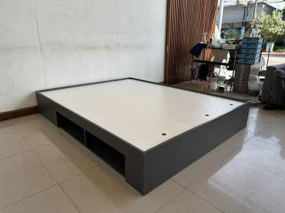 เตียง ขนาด 5 ฟุต ด้านข้างมีช่องเก็บของ 2 ช่อง โครงไม้ MDF สีเทา