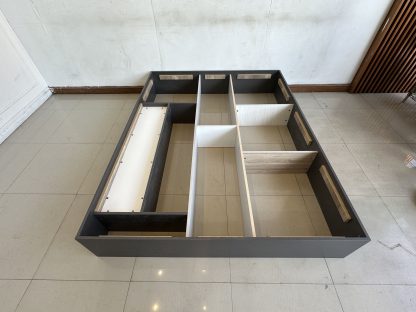 เตียง ขนาด 5 ฟุต ด้านข้างมีช่องเก็บของ 2 ช่อง โครงไม้ MDF สีเทา