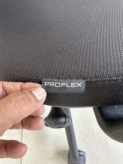เก้าอี้สำนักงาน แบรนด์ PROFLEX รุ่น MERA เบาะผ้าพิงหลังตาข่ายสีดำ