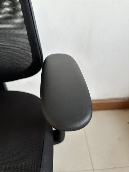เก้าอี้สำนักงาน แบรนด์ PROFLEX รุ่น MERA เบาะผ้าพิงหลังตาข่ายสีดำ