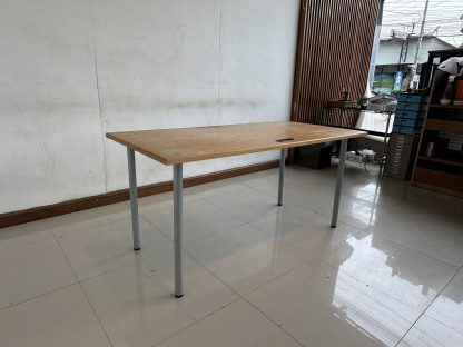 โต๊ะทำงาน แบรนด์ IKEA รุ่น ADILS ท็อปไม้ MDF สีบีชลายไม้