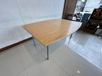 โต๊ะประชุม 6-8 ที่นั่ง แบรนด์ IKEA รุ่น ADILS ท็อปไม้ MDF สีน้ำตาล ขาเหล็ก 5 ขา สีเทา