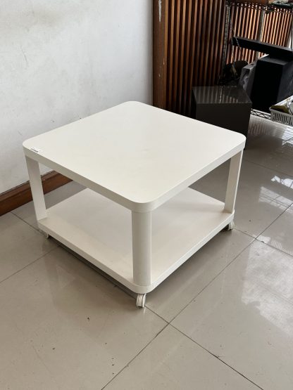 โต๊ะกลาง แบรนด์ IKEA รุ่น TINGBY โครงไม้ Particle Board ล้อเลื่อน