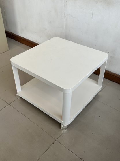 โต๊ะกลาง แบรนด์ IKEA รุ่น TINGBY โครงไม้ Particle Board ล้อเลื่อน