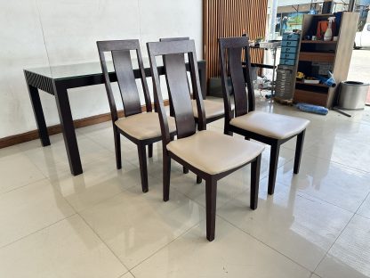 ชุดโต๊ะทานอาหาร 4 ที่นั่ง ท็อปกระจก โครงขาไม้จริง พร้อมเก้าอี้ เบาะหนัง PU สีครีม