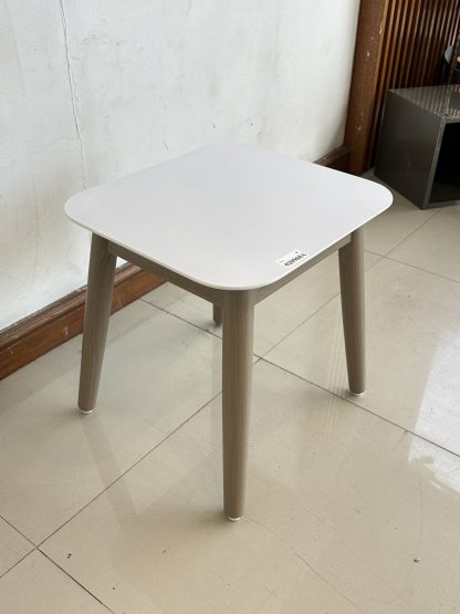 โต๊ะข้าง ท็อปสีขาว โครงไม้ MDF สีน้ำตาลลายไม้