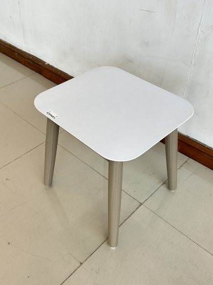 โต๊ะข้าง ท็อปสีขาว โครงไม้ MDF สีน้ำตาลลายไม้