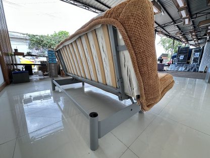 โซฟาเบด แบรนด์ SLUMBERLAND เบาะผ้าสีน้ำตาล พิงหลังปรับเอนนอน โครงขาเหล็กสีเทา