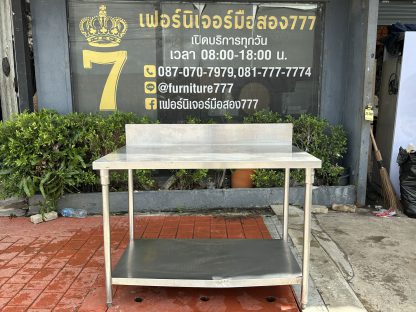โต๊ะเตรียมสแตนเลสเกรด 304 ทั้งตัว มีชั้นวางด้านล่าง ขาปรับระดับได้