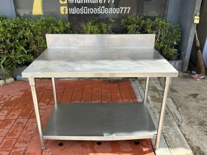 โต๊ะเตรียมสแตนเลสเกรด 304 ทั้งตัว มีชั้นวางด้านล่าง ขาปรับระดับได้