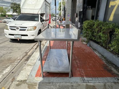 โต๊ะเตรียมสแตนเลสเกรด 304 ทั้งตัว มีชั้นวางด้านล่าง ขาปรับระดับได้