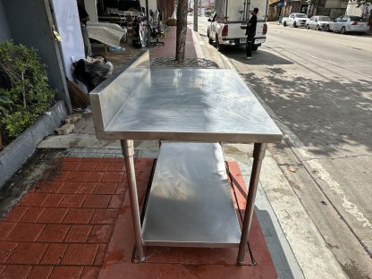 โต๊ะเตรียมสแตนเลสเกรด 304 ทั้งตัว มีชั้นวางด้านล่าง ขาปรับระดับได้