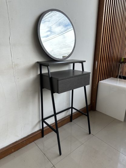 โต๊ะเครื่องแป้ง 1 ลิ้นชัก กระจกติดผนังทรงกลม โครงไม้ MDF สีเทา ขาเหล็กสีดำ (แบบที่ 2)