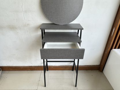 โต๊ะเครื่องแป้ง 1 ลิ้นชัก กระจกติดผนังทรงกลม โครงไม้ MDF สีเทา ขาเหล็กสีดำ (แบบที่ 2)