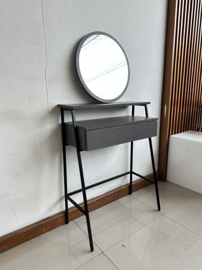 โต๊ะเครื่องแป้ง 1 ลิ้นชัก กระจกติดผนังทรงกลม โครงไม้ MDF สีเทา ขาเหล็กสีดำ (แบบที่ 1)